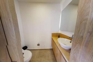 La salle de bains est pourvue d'un lavabo blanc et de toilettes. dans l'établissement Apartamento KANNA-402, à Bogotá