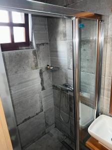 Koupelna v ubytování Apartments Prizreni