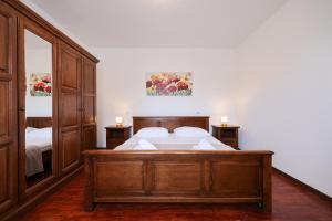 Postel nebo postele na pokoji v ubytování Villa Ena with Pool & Jacuzzi + 33 fotografií