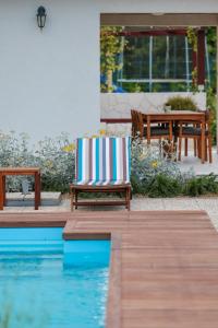 Bazén v ubytování Villa Ena with Pool & Jacuzzi nebo v jeho okolí