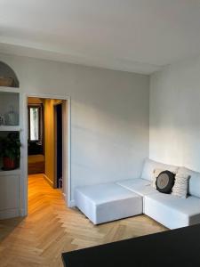 ein Wohnzimmer mit einer weißen Couch in einem Zimmer in der Unterkunft Appartement plein de charme au cœur du Vieux-Lyon in Lyon
