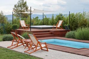 Bazén v ubytování Villa Ena with Pool & Jacuzzi nebo v jeho okolí