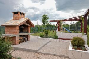 Zahrada ubytování Villa Ena with Pool & Jacuzzi
