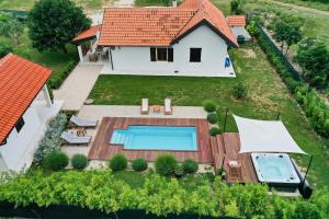 Bazén v ubytování Villa Ena with Pool & Jacuzzi nebo v jeho okolí