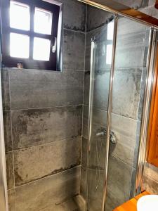Koupelna v ubytování Apartments Prizreni