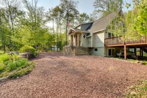 O grădină în afara Huge Deck Stunning Pocono Lake Vacation Rental!
