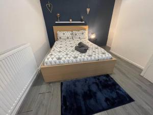 a small bedroom with a bed and a rug at Comfortable Midtown Retreat in Liverpool