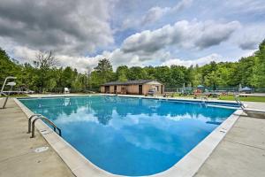 Piscina de la sau aproape de Huge Deck Stunning Pocono Lake Vacation Rental!