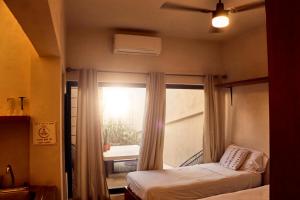 - une chambre avec un lit et une fenêtre dans l'établissement Casa Nomada Hotel - Hostal, à Tuxtla Gutiérrez