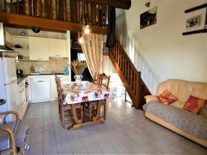 eine Küche und ein Esszimmer mit einem Tisch und einem Sofa in der Unterkunft Aurus ii in Saint-Paul-lès-Dax