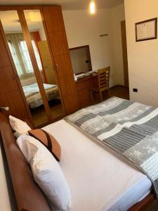 Postel nebo postele na pokoji v ubytování Apartments Prizreni