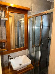 Koupelna v ubytování Apartments Prizreni