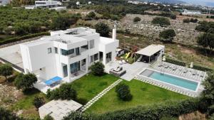 Bazén v ubytovaní Lux Villa Mia with Heated Pool, 2km to Beach & Childrens Area! alebo v jeho blízkosti