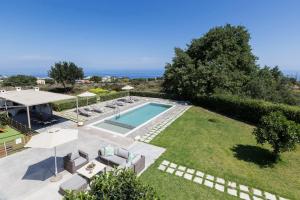 Bazén v ubytovaní Lux Villa Mia with Heated Pool, 2km to Beach & Childrens Area! alebo v jeho blízkosti