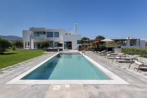 Bazén v ubytovaní Lux Villa Mia with Heated Pool, 2km to Beach & Childrens Area! alebo v jeho blízkosti