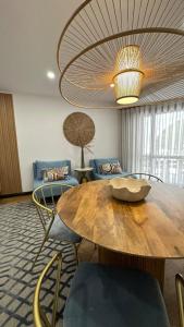 uma sala de jantar com uma mesa de madeira e cadeiras em Pérola dos Salgados na Guia