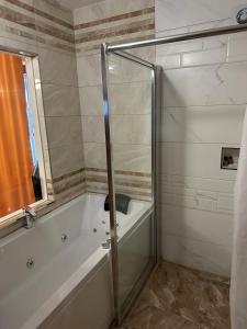Koupelna v ubytování Apartments Prizreni