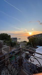 einen Balkon mit Blick auf das Meer bei Sonnenuntergang in der Unterkunft Guesthouse Maritimo in Ulcinj