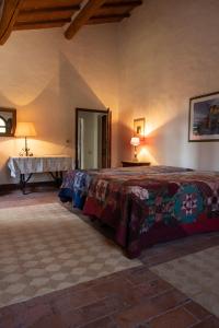 1 dormitorio con 1 cama y 1 mesa en una habitación en Casa Poggio Agliai basso en Suvereto