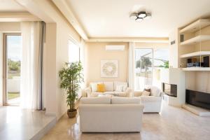 Posedenie v ubytovaní Lux Villa Mia with Heated Pool, 2km to Beach & Childrens Area!