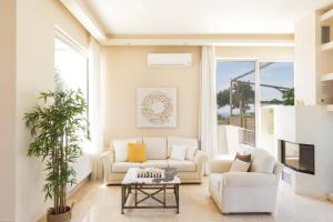 Posedenie v ubytovaní Lux Villa Mia with Heated Pool, 2km to Beach & Childrens Area!