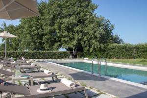 Bazén v ubytovaní Lux Villa Mia with Heated Pool, 2km to Beach & Childrens Area! alebo v jeho blízkosti