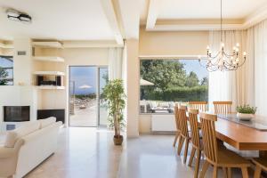 Posedenie v ubytovaní Lux Villa Mia with Heated Pool, 2km to Beach & Childrens Area!