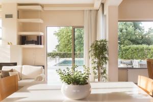 Bazén v ubytovaní Lux Villa Mia with Heated Pool, 2km to Beach & Childrens Area! alebo v jeho blízkosti