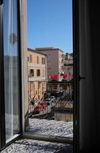 科森扎的住宿－AM Apartment，从窗户可欣赏到城市美景