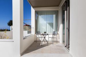 Balkón alebo terasa v ubytovaní Lux Villa Mia with Heated Pool, 2km to Beach & Childrens Area!
