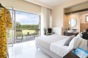 Posteľ alebo postele v izbe v ubytovaní Lux Villa Mia with Heated Pool, 2km to Beach & Childrens Area!