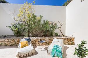 Vonkajšia záhrada v ubytovaní Lux Villa Mia with Heated Pool, 2km to Beach & Childrens Area!