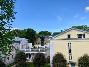 una fila de casas en una ciudad en Tatari 32 Rooftop en Tallin