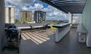 a rooftop balcony with a view of a city at Moderno y Comodo Loft Asoluta in Mérida