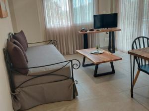 sala de estar con silla y mesa en Kastro Apartments, en Kalivia Poligirou