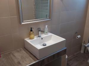 Afbeelding uit fotogalerij van Kastro Apartments in Kalivia Poligirou