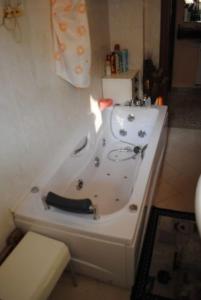 uma banheira branca num quarto em Casa Vacanze Micetta em Bolonha