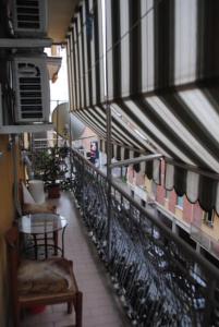 uma varanda de um edifício com uma mesa e cadeiras em Casa Vacanze Micetta em Bolonha