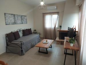 uma sala de estar com um sofá e uma mesa em Kastro Apartments em Kalivia Poligirou