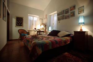 a bedroom with a bed and a table with a lamp at Villa Mirella Beach in Marina Palmense