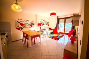 une cuisine avec une table et un salon dans l'établissement Riva Take It Easy, à Riva del Garda