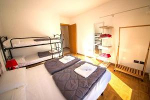 une petite pièce avec deux lits superposés dans l'établissement Riva Take It Easy, à Riva del Garda