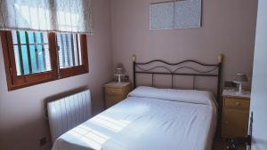 ペニスコラにあるCarabela Sun Holidaysの小さなベッドルーム(ベッド1台、窓2つ付)が備わります。
