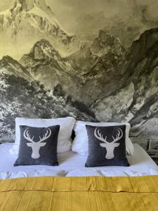 a bedroom with a bed with a mountain mural at Bavaria Mountain Lodge SKI Arber Osser Bayrischer Wald DESIGNER Ferienwohnung in Lohberg