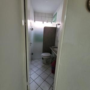 uma pequena casa de banho com WC e lavatório em Apat 04 Próx a feira da Sulanca, Caruaru-PE em Caruaru