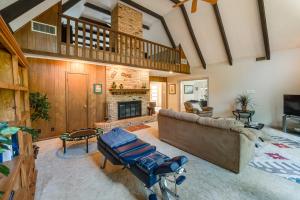 ein Wohnzimmer mit einem Sofa und einem Kamin in der Unterkunft Texas Retreat with Deck, Grill and Spacious Yard! in Willow Spring