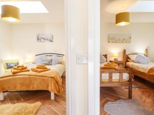 מיטה או מיטות קומותיים בחדר ב-Varley Villa