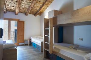a room with two bunk beds and a window at Lo Molí de Bot in Bot
