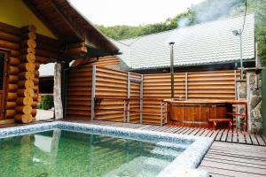 Bazén v ubytování Chudodievo in Chynadievo Mini-Hotel nebo v jeho okolí