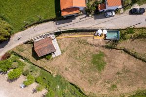 una vista aérea de un patio con una casa en Azenha da Lavoura em Barrega, en Celorico de Basto
